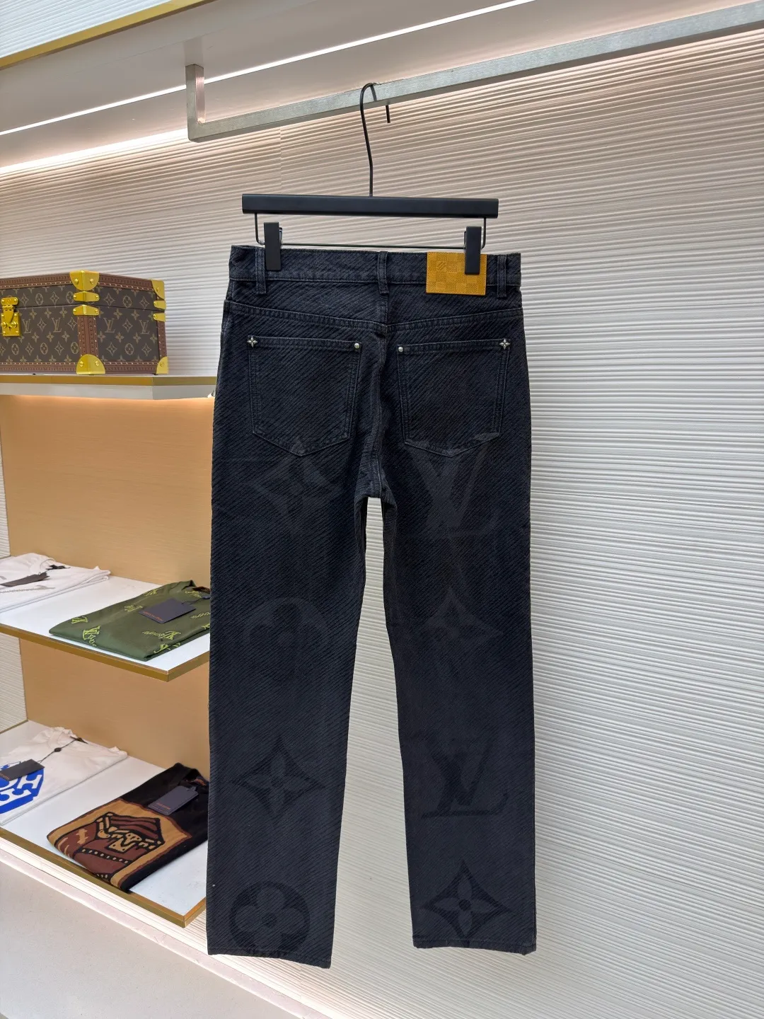 LOUIS VUITTON gradient letter jeans ●Original version: purchased and developed by 17726 ●Item number: 1680830-B45 ●Fabric: denim fabric ●Technology: Tie-dye process ●Version: fitted version ●Weight: about 710 grams ●Size: 30-32-34-36 ●Description: The tie-dye process interprets the dreamy colors of the Northern Lights. It is not only fashionable and versatile, but also enhances the aura and becomes the focus of attention. It can be matched with the same style to create a fashionable look and control various occasions. The overall wiring is straight and delicate, the fabric is comfortable and soft, and the color is consistent without color difference. It can be matched with the same style to create a fashionable look and control various occasions. Customized accessories, complete with three standards, same style for men and women!